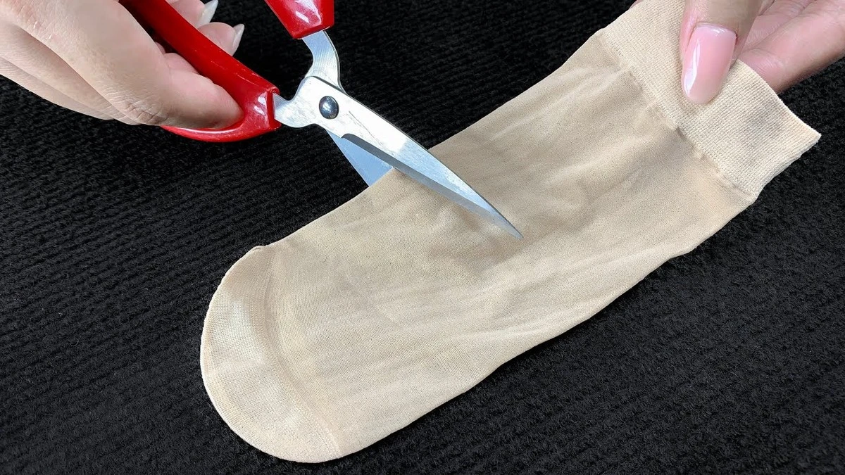 15 usos insospechados de las medias viejas que te ahorrarán dinero en casa - image 1