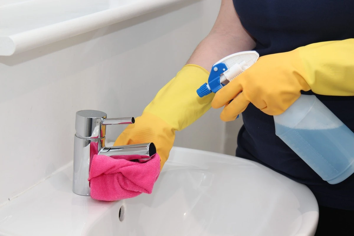 La fórmula secreta para un lavabo de cerámica impecable que usan los expertos - image 1
