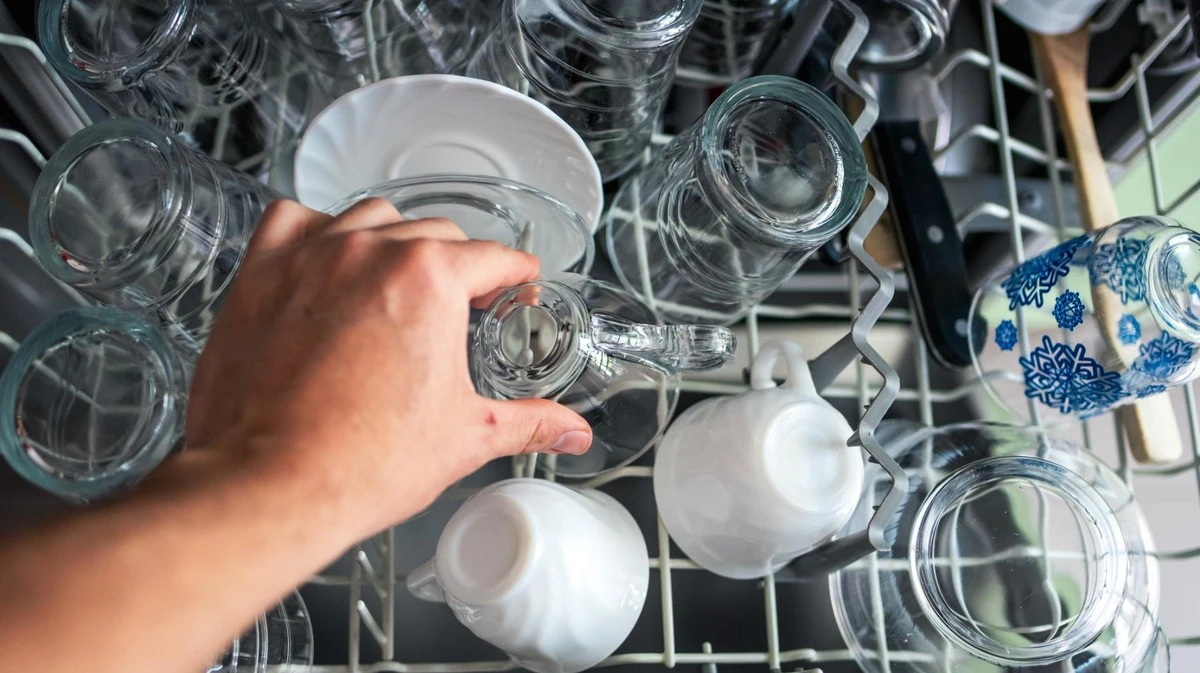 Por qué pongo una taza de vinagre en mi lavavajillas – y tú también deberías