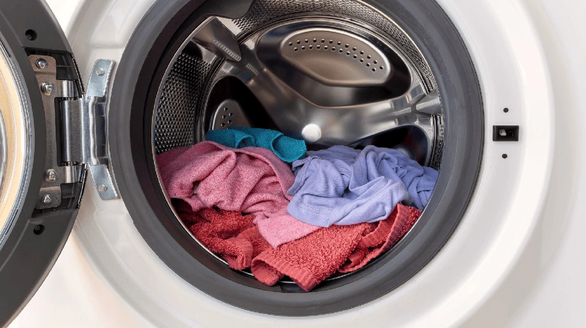 Lapas y toallas en la lavadora: el truco que te ahorrará tiempo (y dinero)