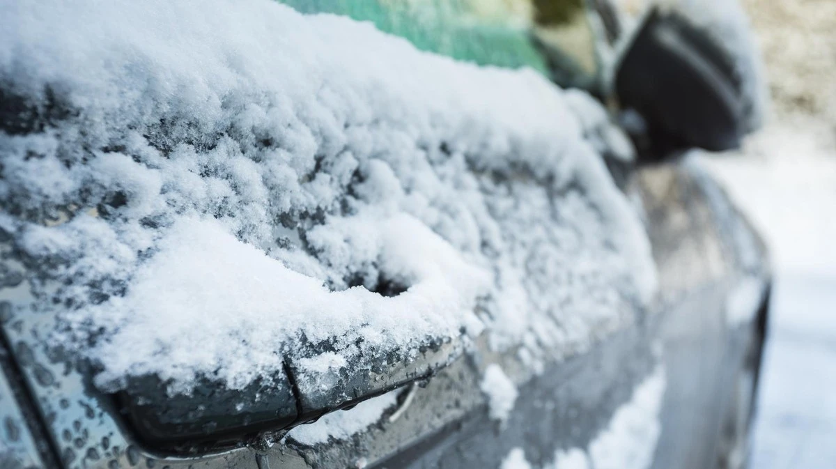 El truco del bálsamo labial para que la puerta de tu coche no se congele