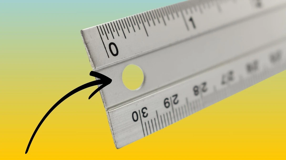 El pequeño agujero en tu regla tiene un propósito secreto (y no es el que crees)