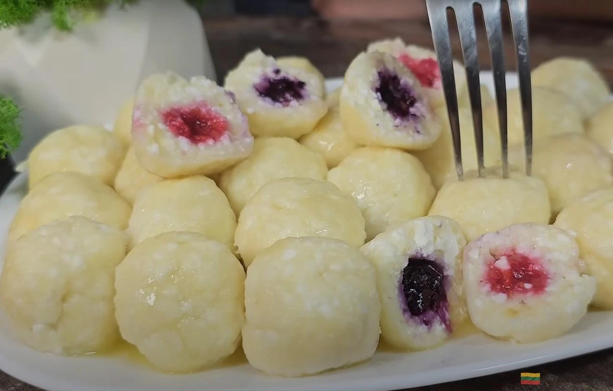 Prepara hamburguesas rellenas con solo un paquete de requesón: la receta exprés de desayuno