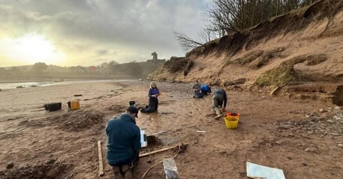 Descubren huellas romanas prehistóricas en playa escocesa: una carrera contra el tiempo