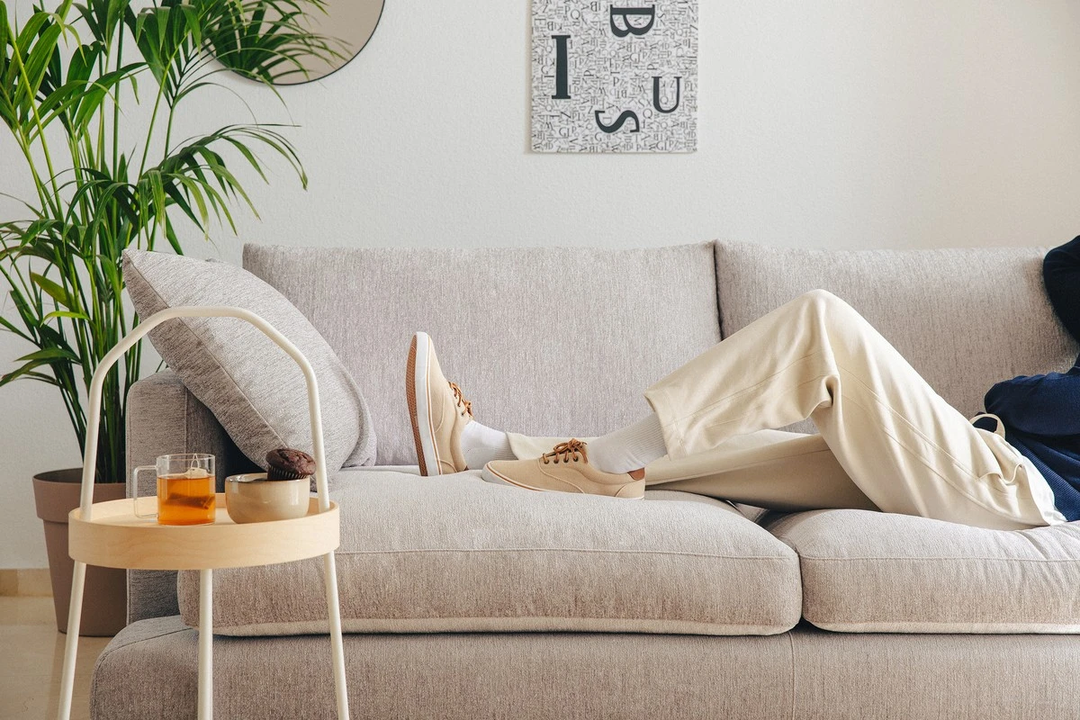 Las manchas de tu sofá desaparecerán en minutos: crea un limpiador casero con ingredientes de tu cocina - image 1