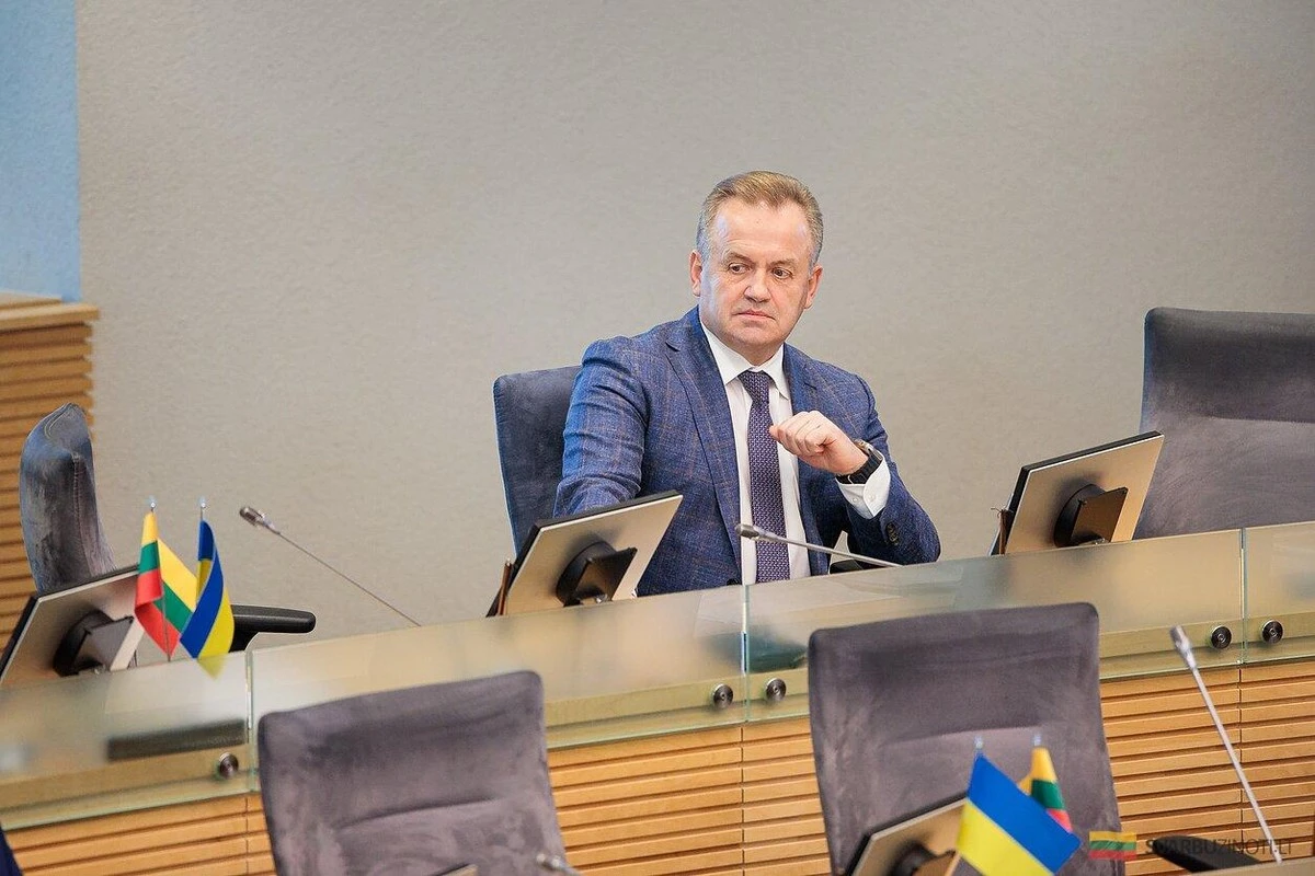 Periodista expulsado de comité: un choque público de poder