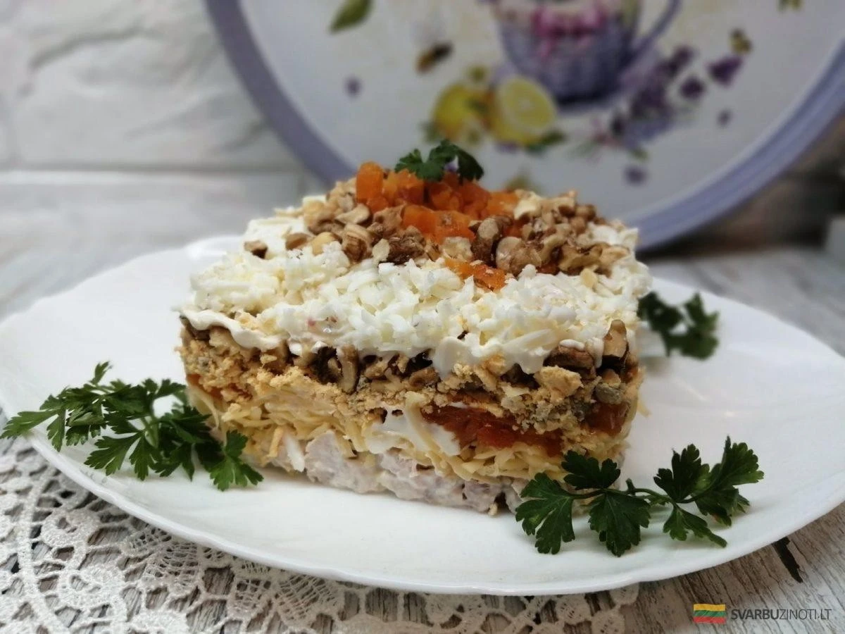 Ensalada Ligera y Suave de Pollo con Albaricoques Secos y Nueces