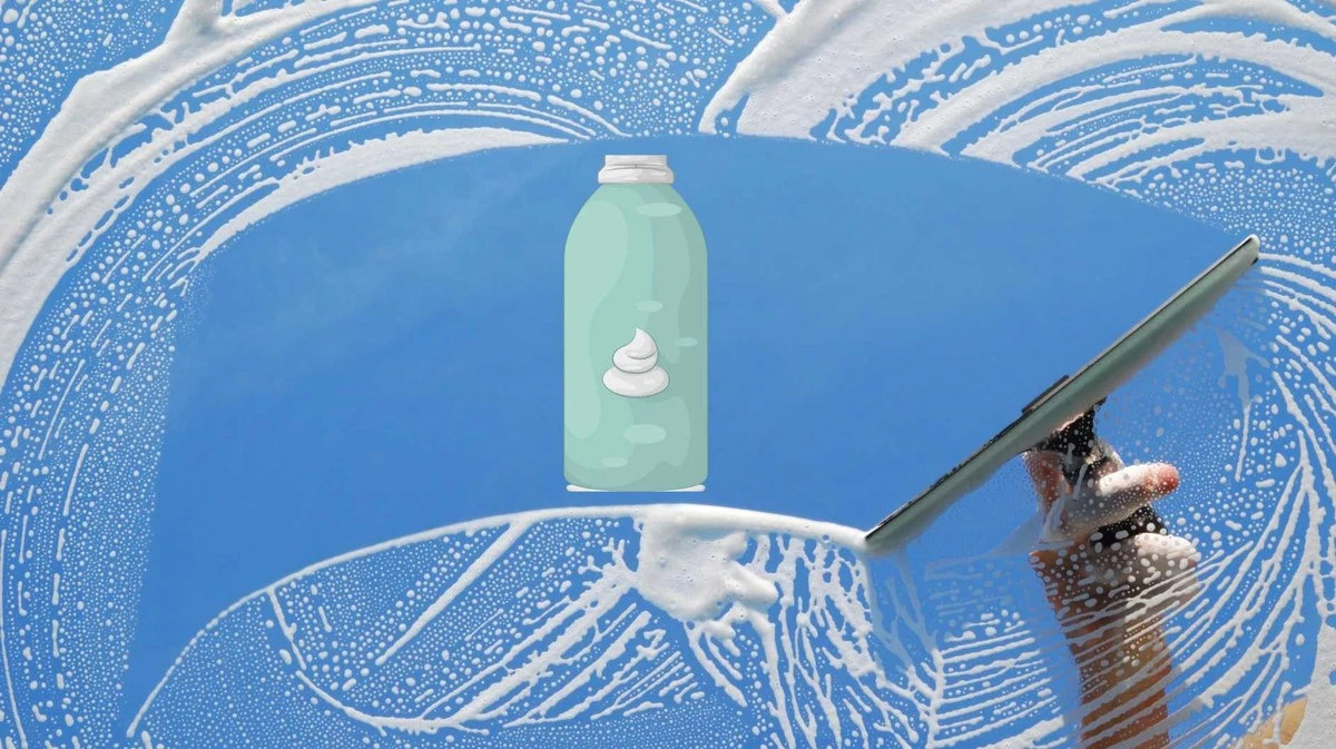 El truco de limpiacristales que ya tienes en tu baño: ¡adiós al vaho y las manchas!