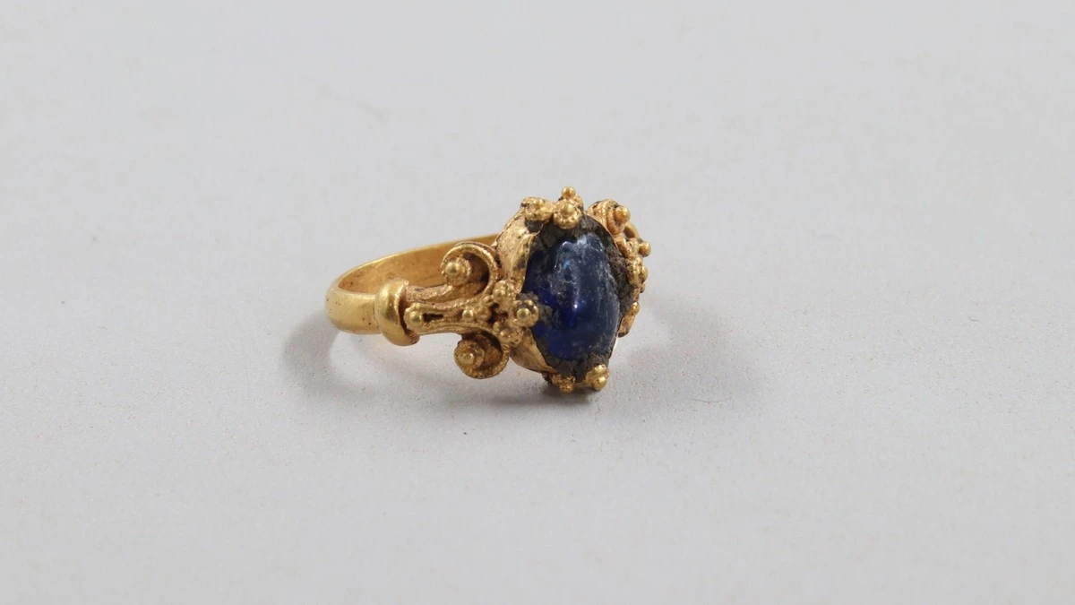Anillo medieval con gema azul brilloza: un tesoro encontrado en Noruega - image 1