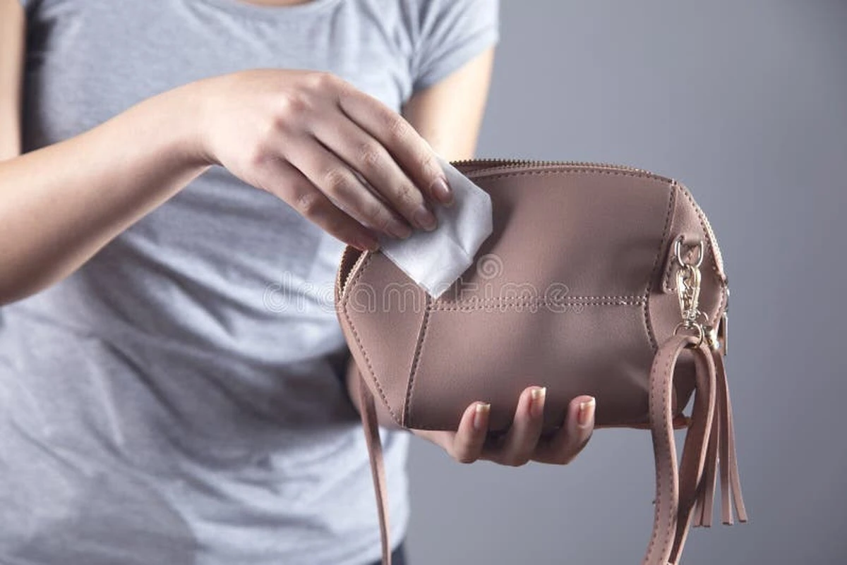 Adiós migas en tu bolso: este truco es genial - image 1