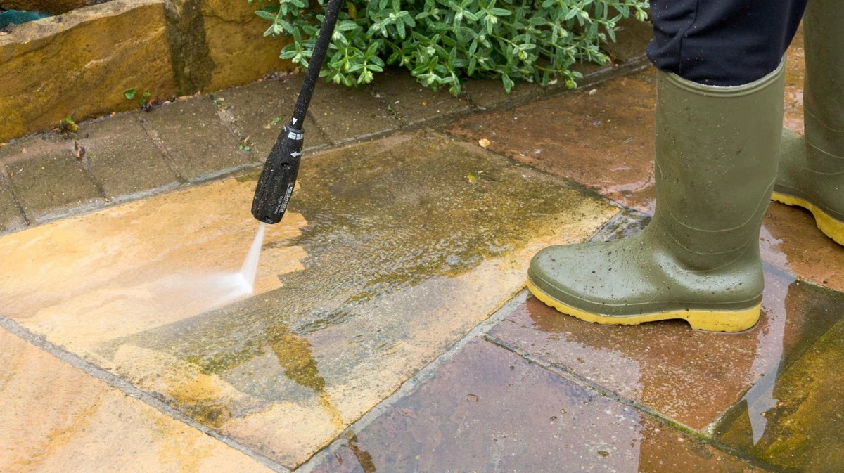 Adiós a la suciedad verde: un remedio casero deja tu terraza repelente a la suciedad