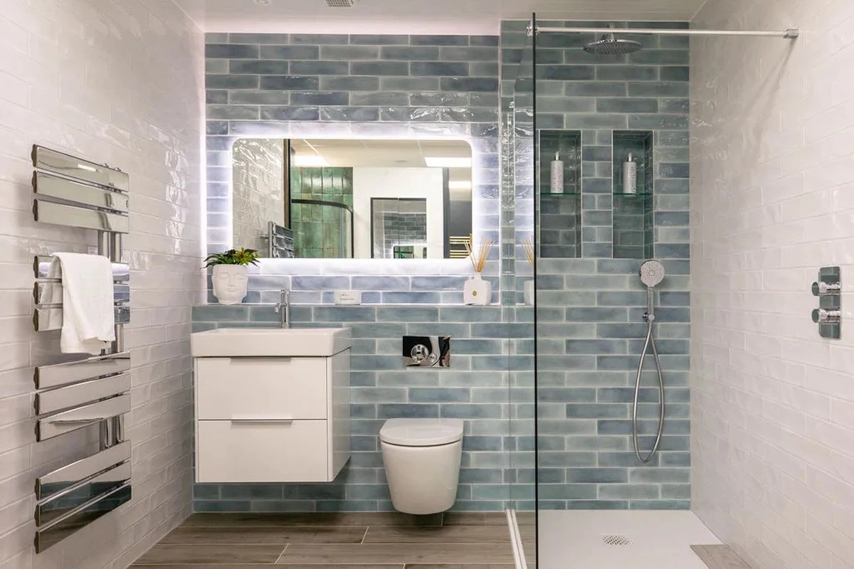 El ingenioso truco de la tabla de cortar para maximizar el espacio en baños pequeños - image 1