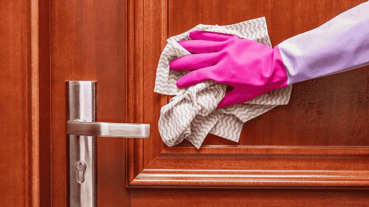 La zona de la puerta que casi siempre olvidas limpiar (los invitados la notan al instante)