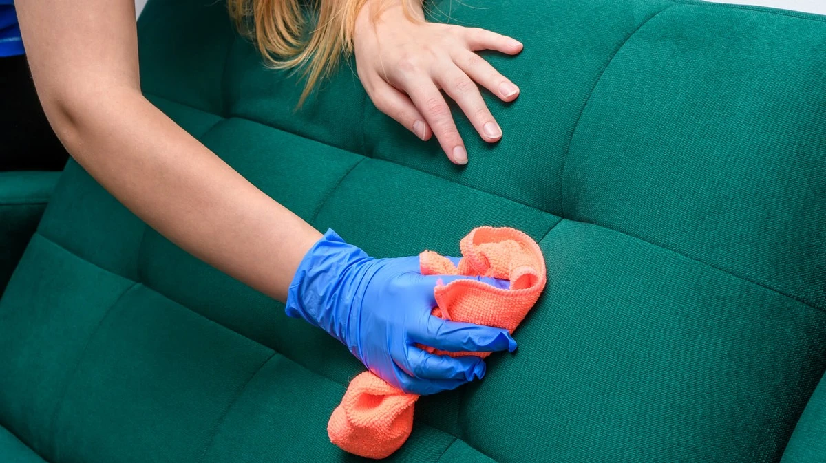 Tu sofá impecable: el truco viral de limpieza con pastillas para lavavajillas