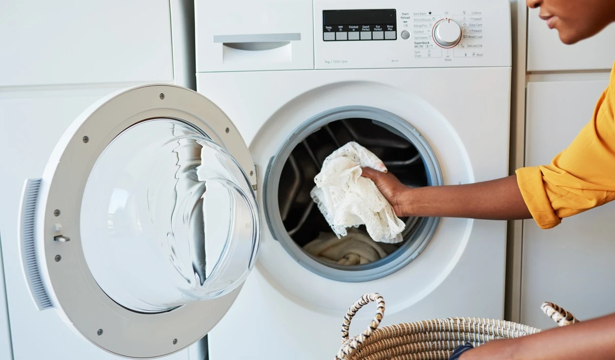 El truco de cocina que deja tu ropa blanca como nueva (y sin gastar)
