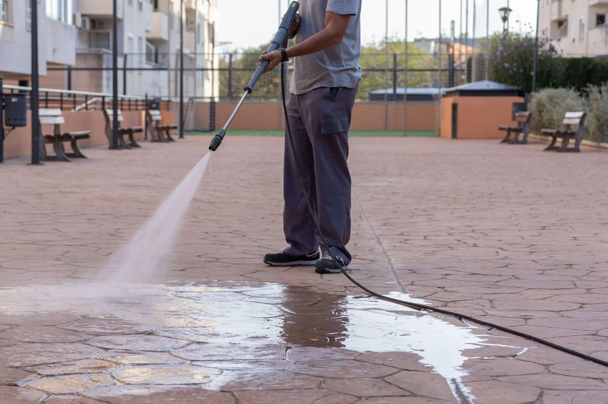Olvídate de la hidrolimpiadora: Este truco de limpieza hará brillar tu terraza esta primavera - image 1