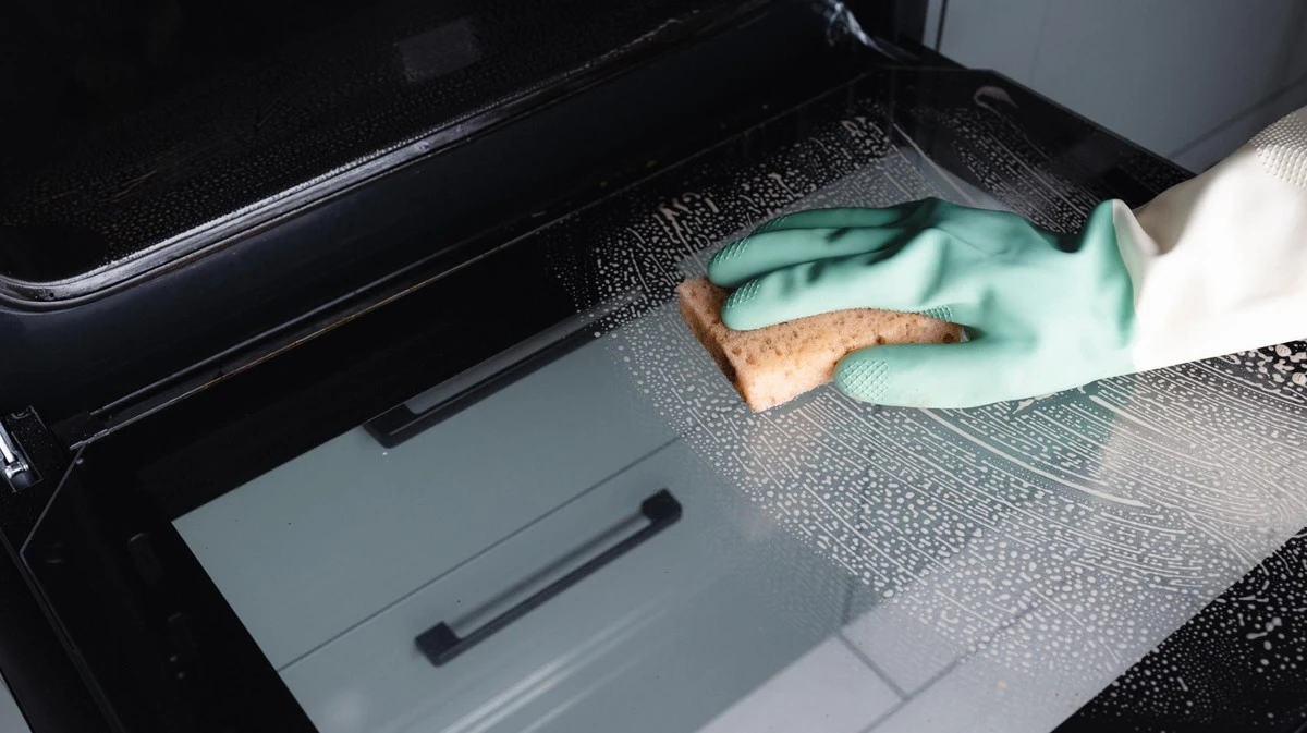 Olvídate de químicos: Limpiar el horno quemado con estos remedios caseros es más fácil que nunca