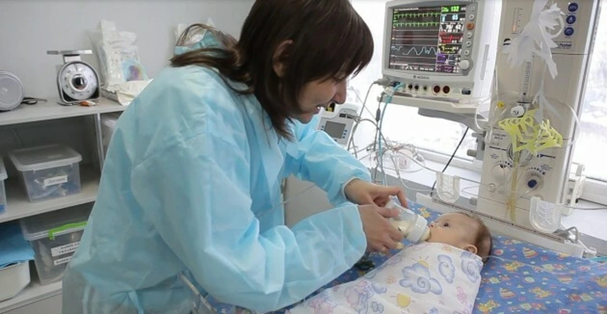 Cirujano lituano opera exitosamente a un bebé en Ucrania bajo fuego de 