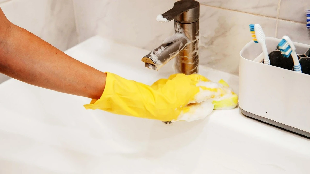 La fórmula secreta para un lavabo de cerámica impecable que usan los expertos