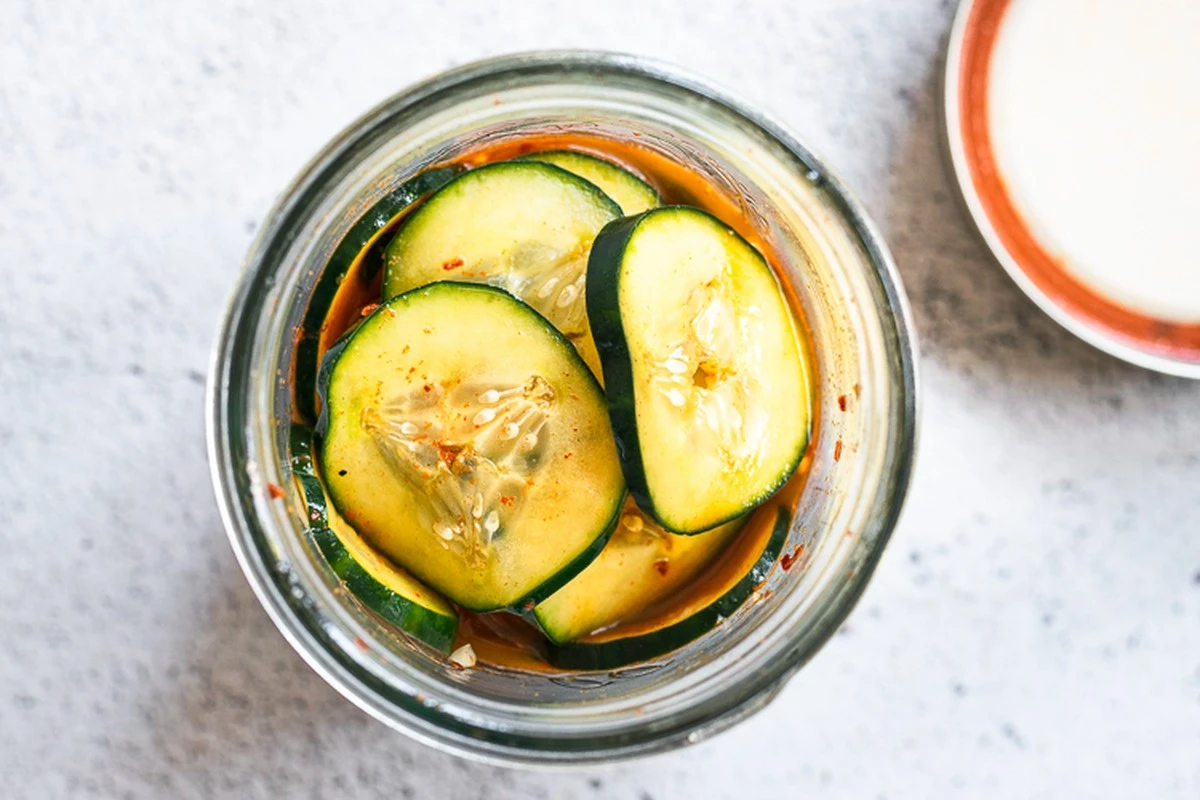 Por qué mi madre siempre añade una manzana a los pepinillos y el secreto para que duren meses. - image 1
