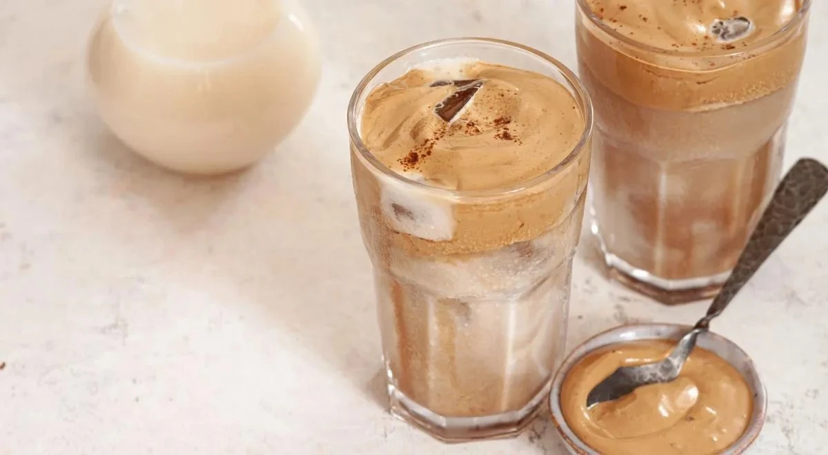 ¿Qué pasa si bebes café con crema todos los días?