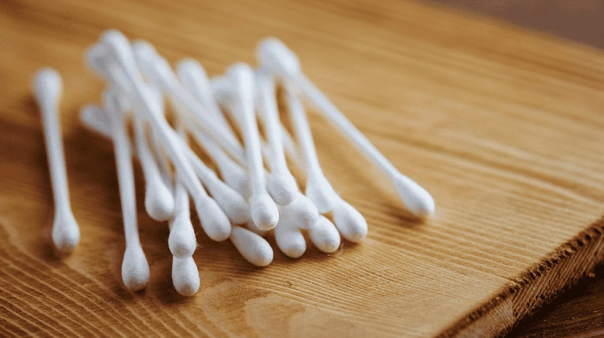 Por qué guardo bastoncillos de algodón en la cocina: el truco que te ahorrará tiempo y esfuerzo