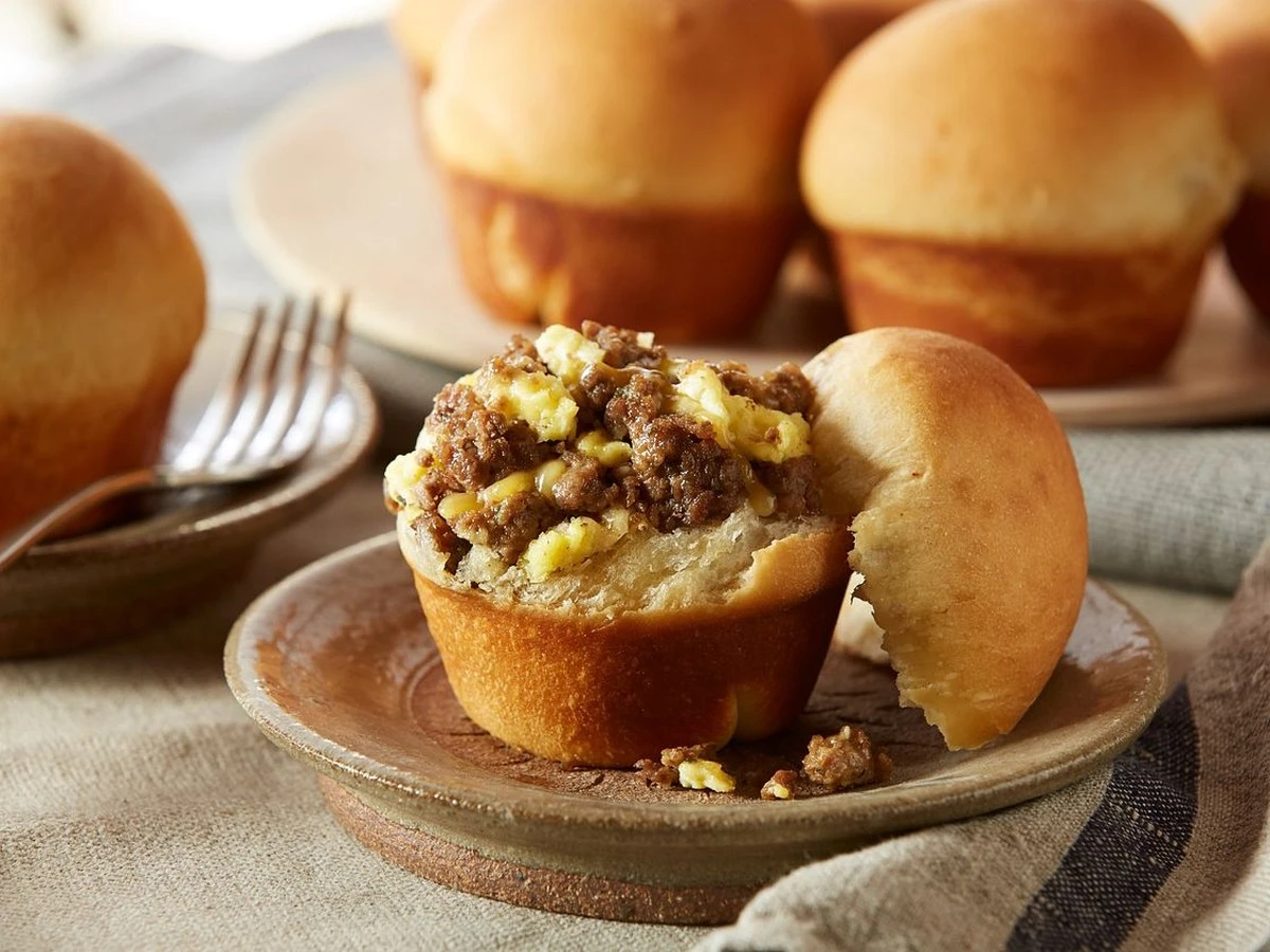 Tres ingredientes: la receta más fácil para panecillos crujientes y esponjosos de domingo sin levadura - image 1