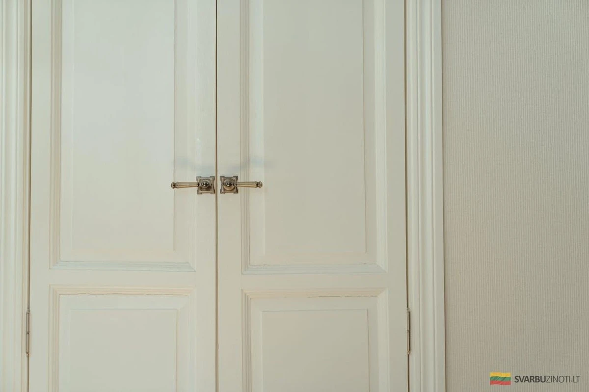 El secreto para no congelarte en casa: el rollo aislante que haces con una sábana vieja