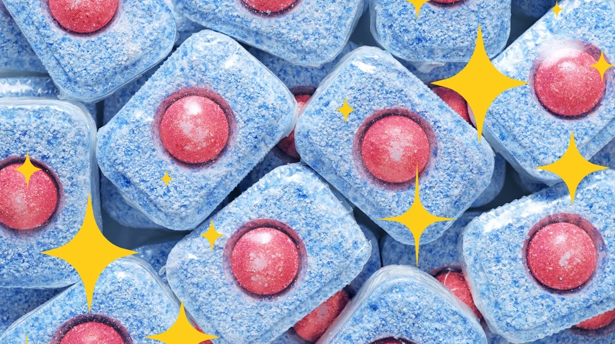 El truco del lavavajillas que deja tu ducha impecable (y sin olores)