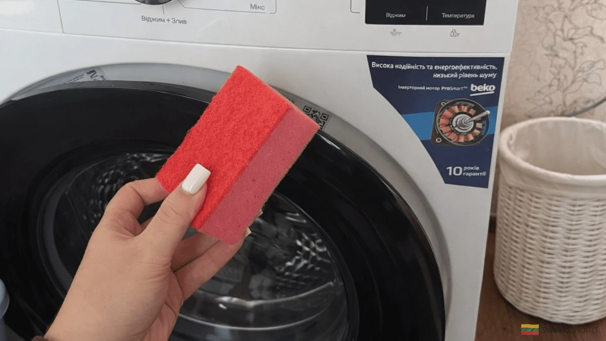 La esponja de cocina en la lavadora: el truco que acabó con los pelitos en mi ropa