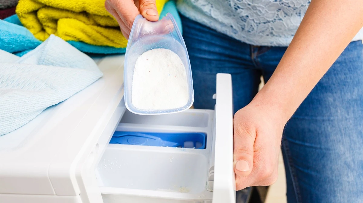 El grave error con el detergente en polvo que arruina tu ropa y tu lavadora