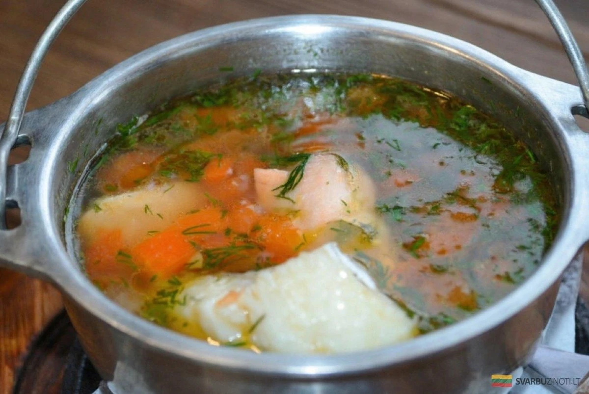 Por qué la auténtica sopa de pescado se cocina sin tapa: el antiguo secreto de los pescadores para un caldo claro y rico