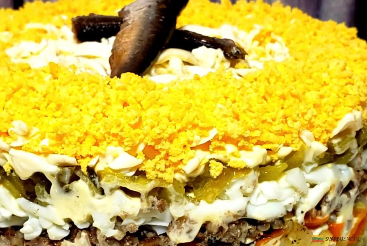 Šventinės salotos "Mėgstamiausios": paslaptys ruošiančios stalą 2026 metams