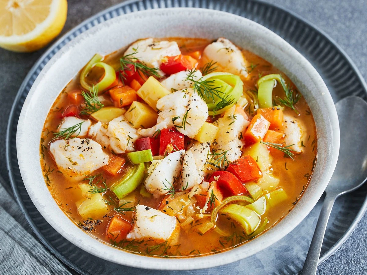 Por qué la auténtica sopa de pescado se cocina sin tapa: el antiguo secreto de los pescadores para un caldo claro y rico - image 1