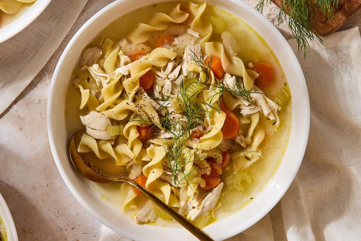El secreto de la abuela para una sopa de pollo casera que te transporta a la infancia - image 1