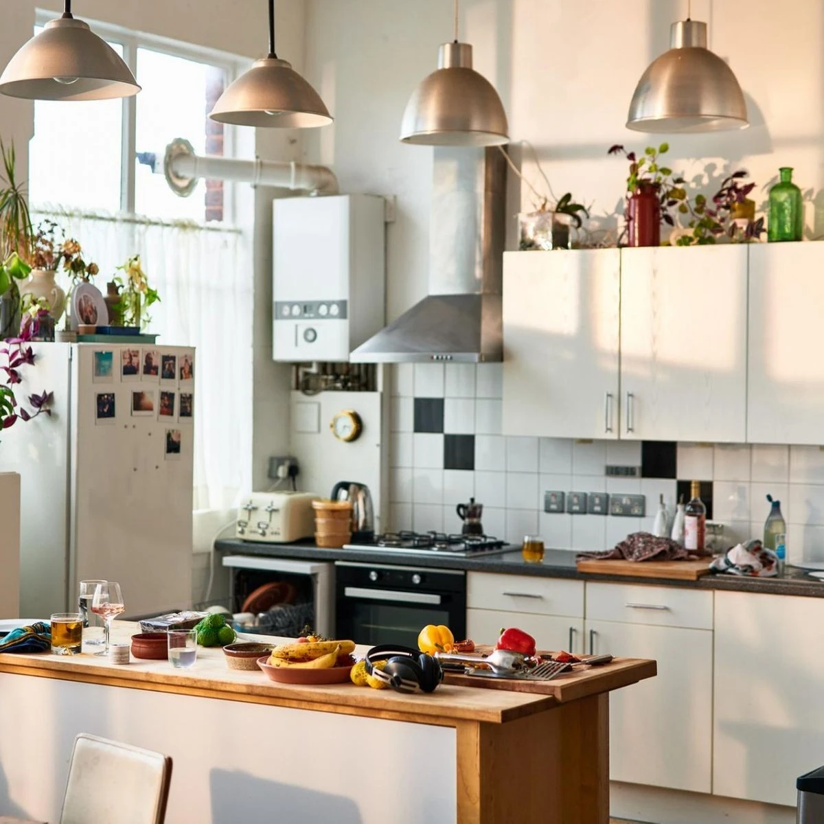 3 objetos que hacen tu cocina parecer caótica (y cómo los diseñadores de interiores los odian)