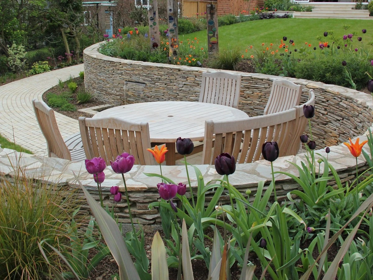 8 plantas perennes ideales para controlar laderas empinadas y florecer sin esfuerzo - image 1