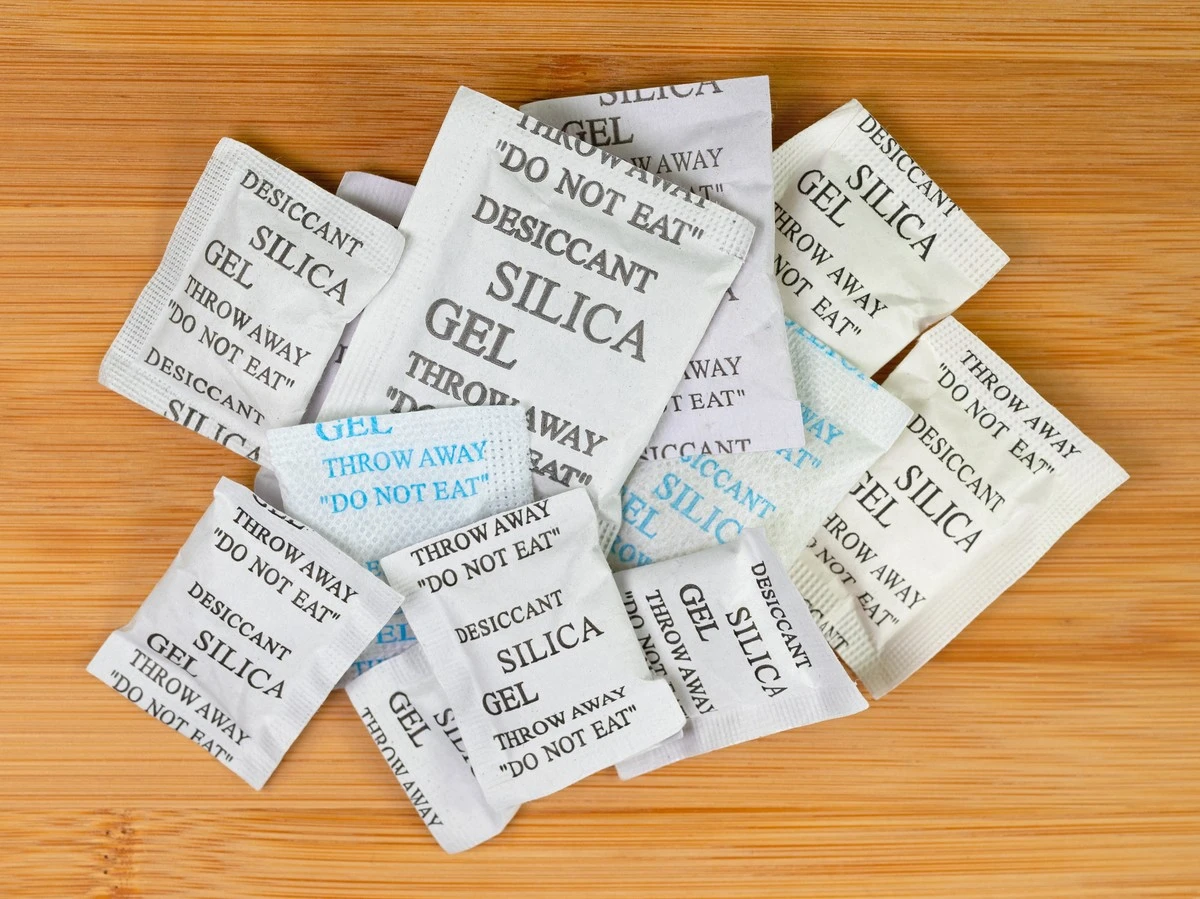 No tires más estas bolsitas: 5 usos geniales para el gel de sílice en tu hogar