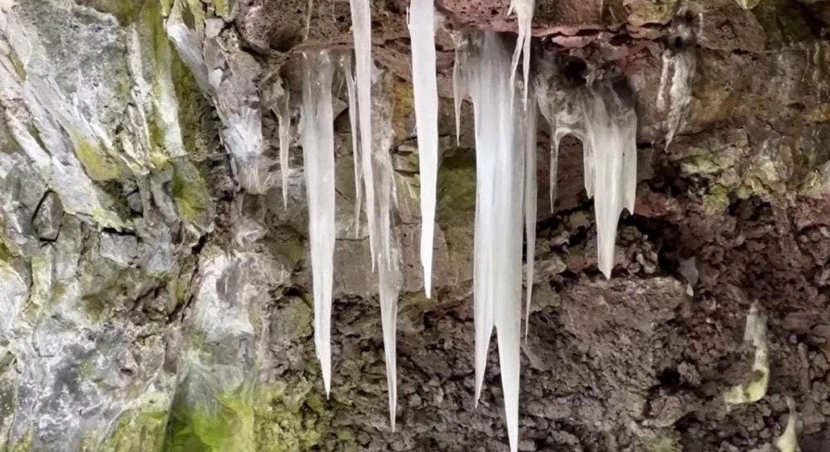 El secreto de la cueva helada que sobrevive 3.000 años en el desierto ardiente de EE.UU.