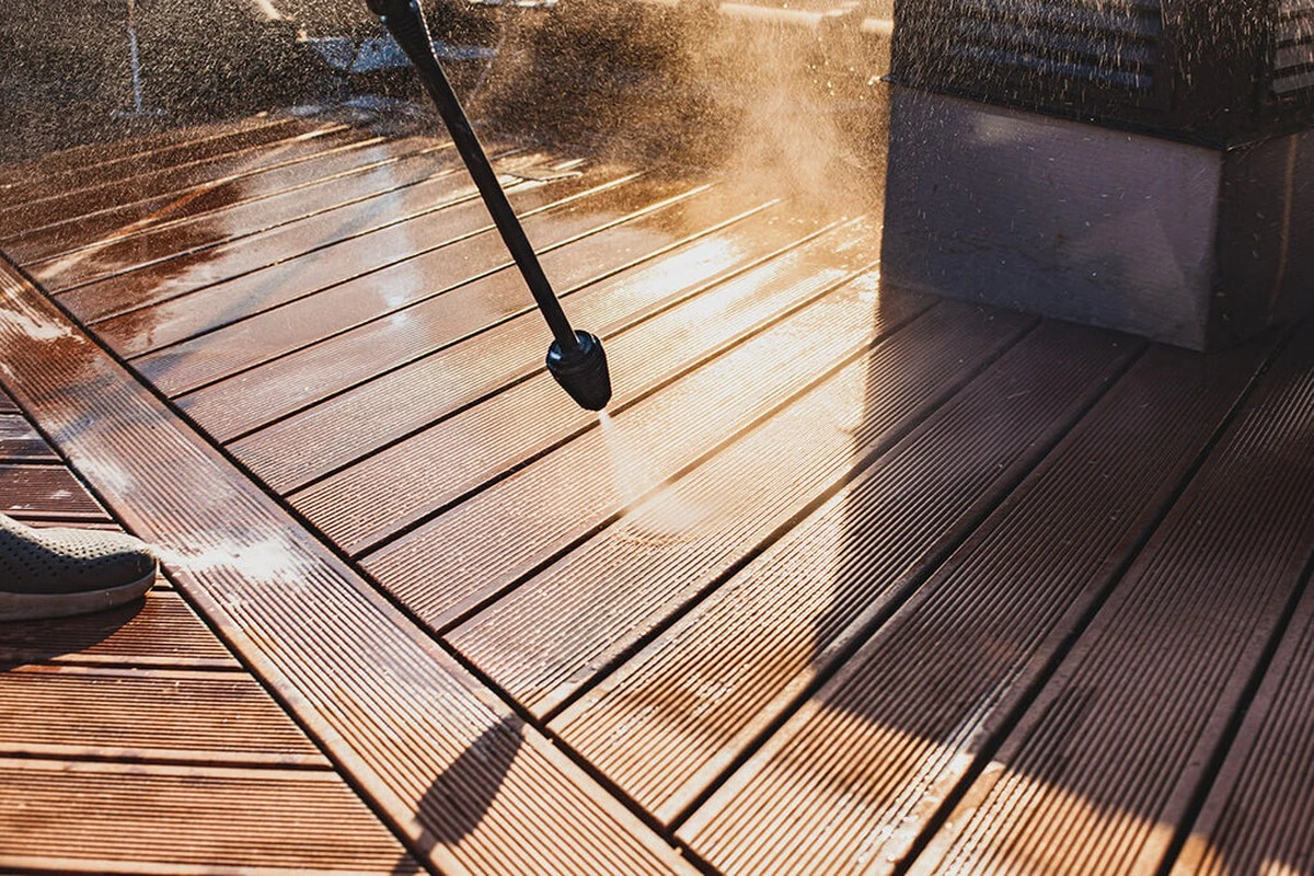 La madera de tu terraza pide auxilio: 3 errores que la envejecen rápido - image 1