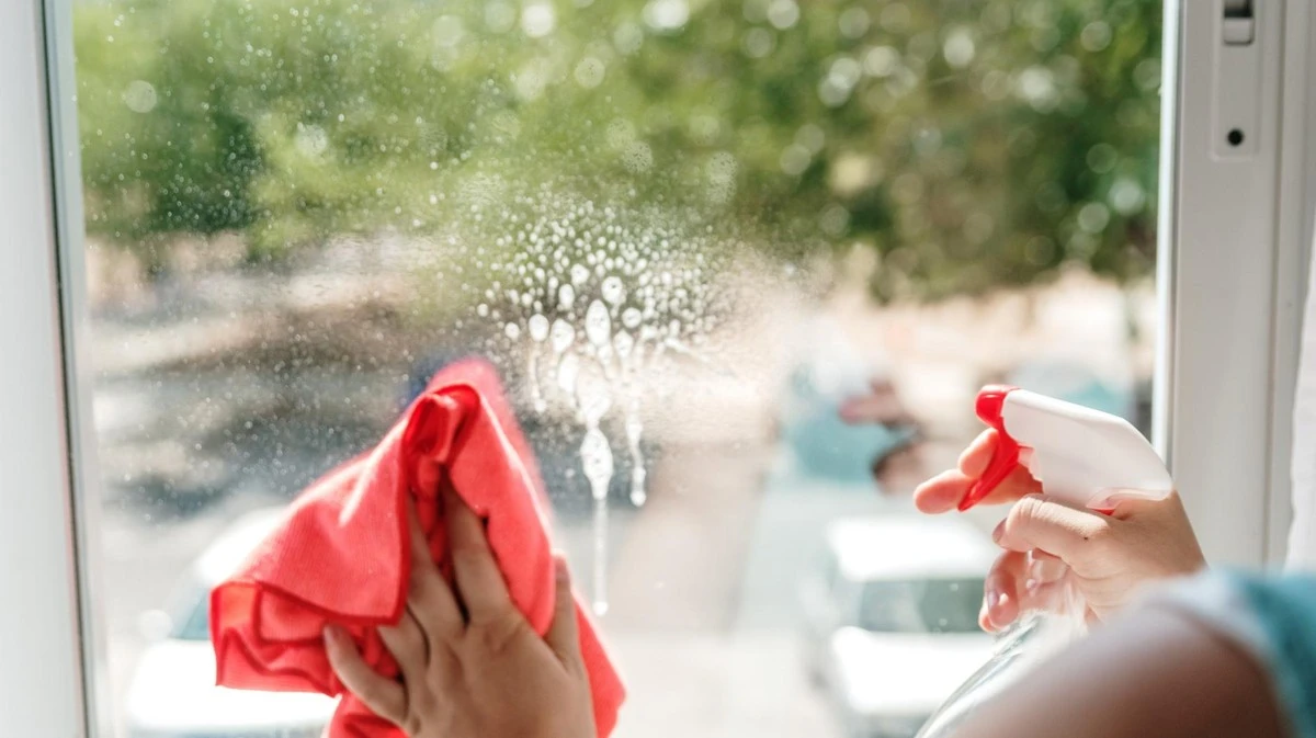 El truco del esponja cortada: la solución infalible para limpiar los marcos de tus ventanas