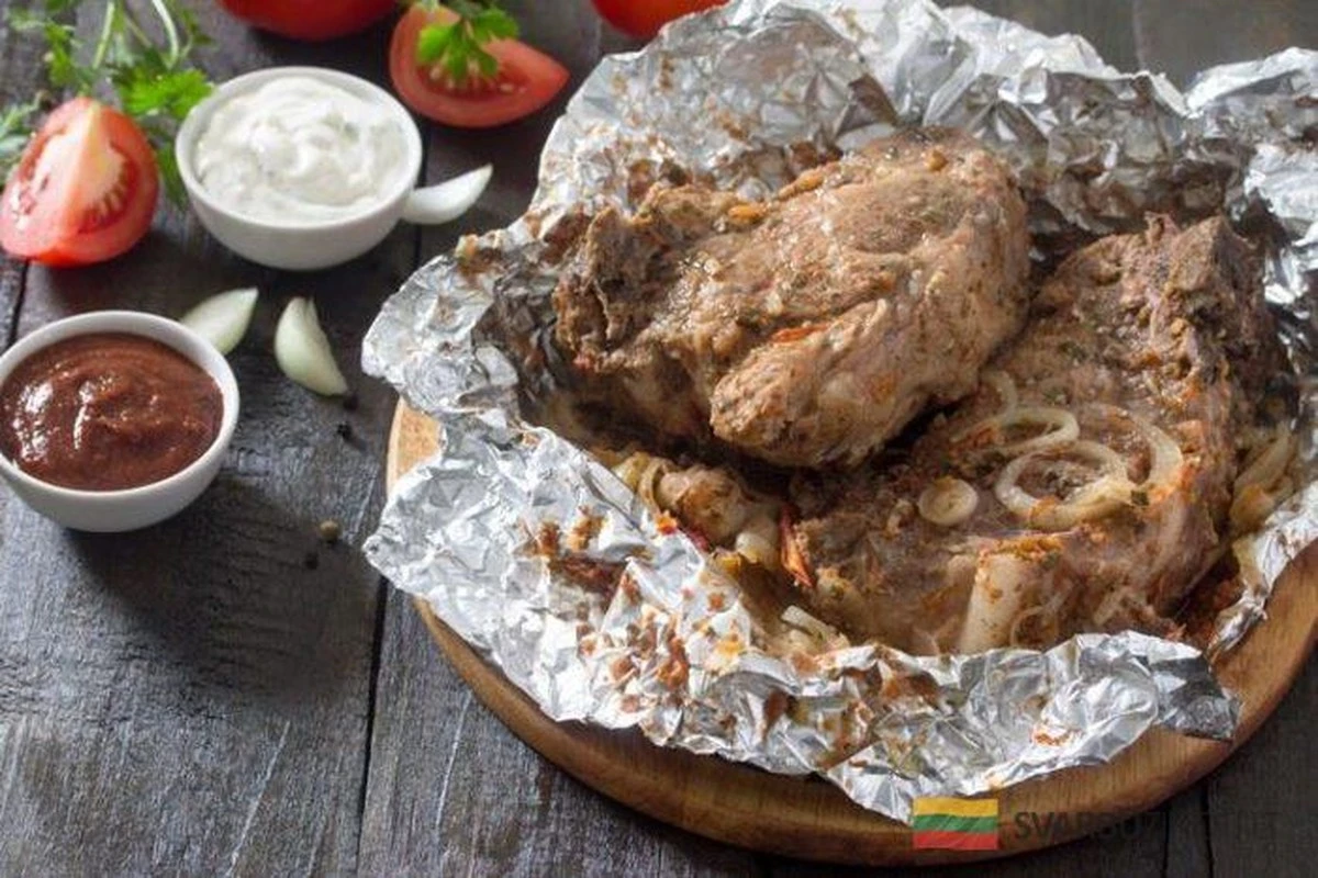 Cerdo jugoso y especiado al horno en papel de aluminio: la receta que te hará la boca agua