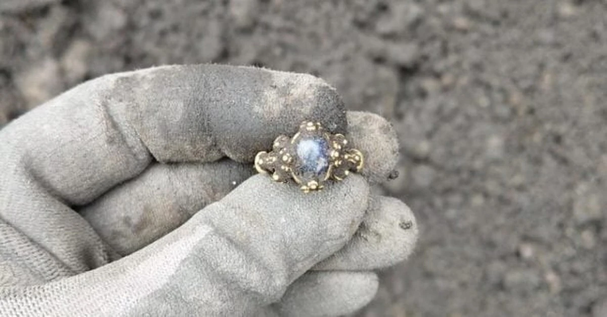 Anillo medieval con gema azul brilloza: un tesoro encontrado en Noruega