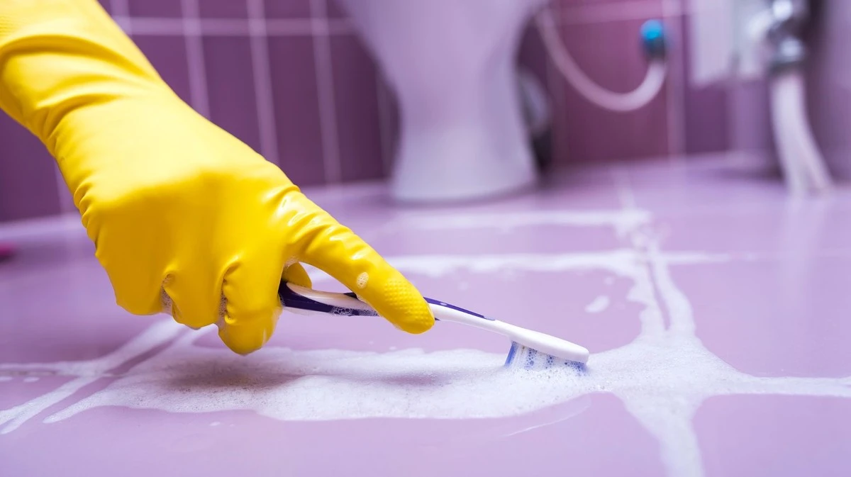 El truco de la lavadora para dejar las juntas del baño impecables