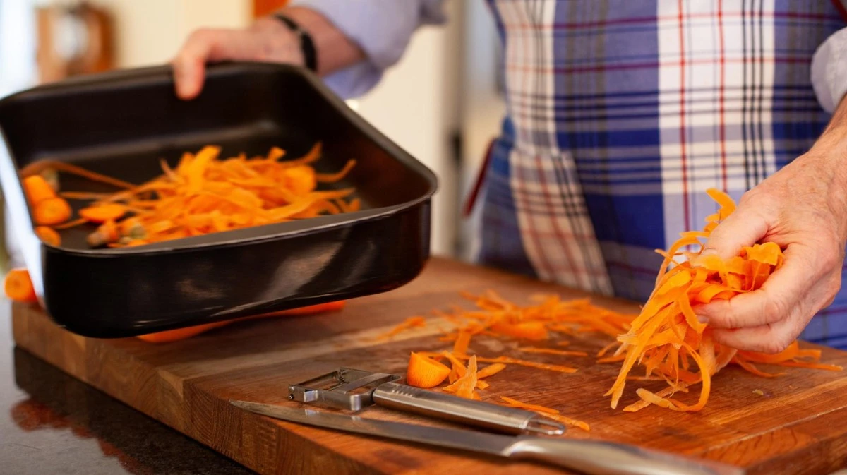 No tires las cáscaras de zanahoria: 7 usos sorprendentes que te harán ahorrar dinero