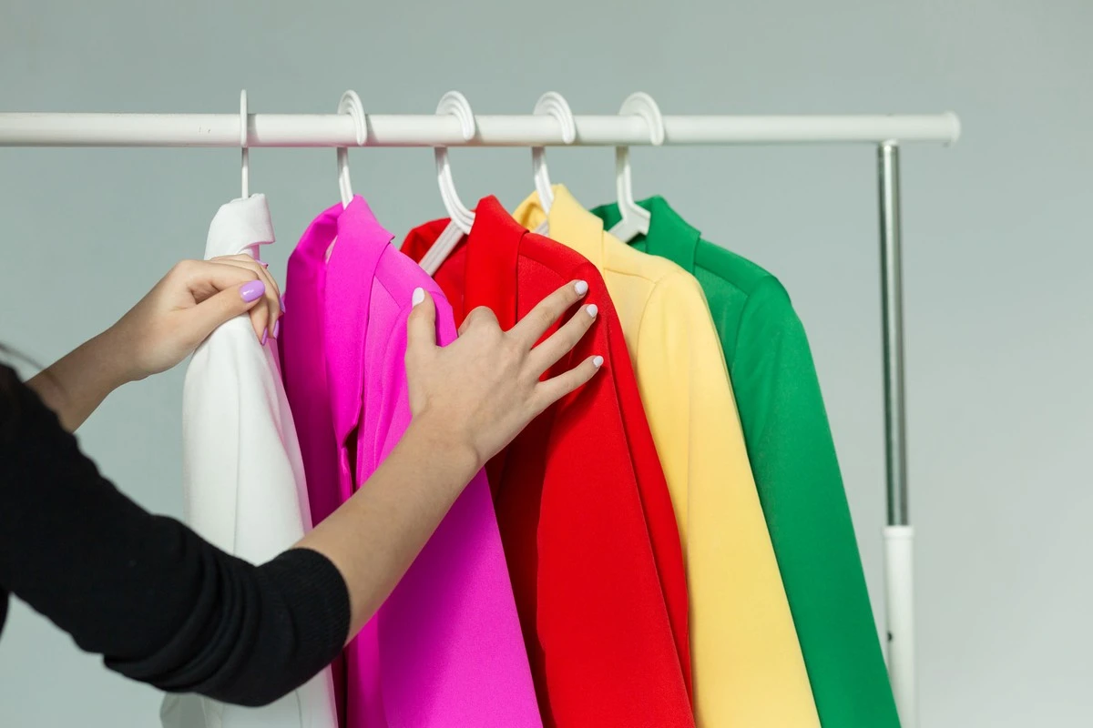 El truco de la percha invertida: tu método infalible para vaciar el armario en tiempo récord