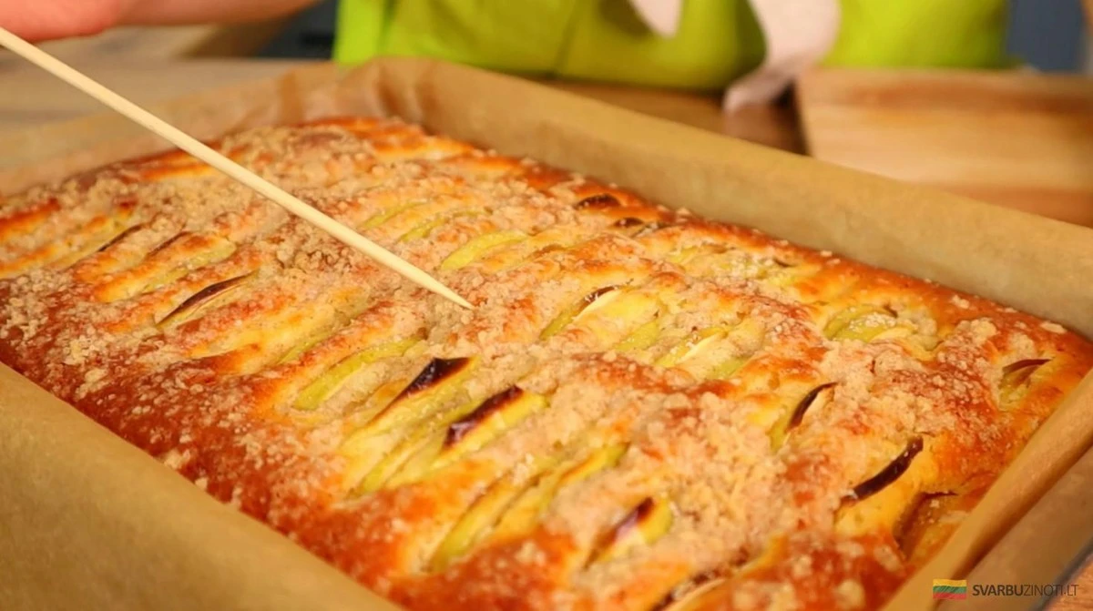 Pastel de manzana con kéfir: la masa que se prepara en 5 minutos y queda esponjosa como nube