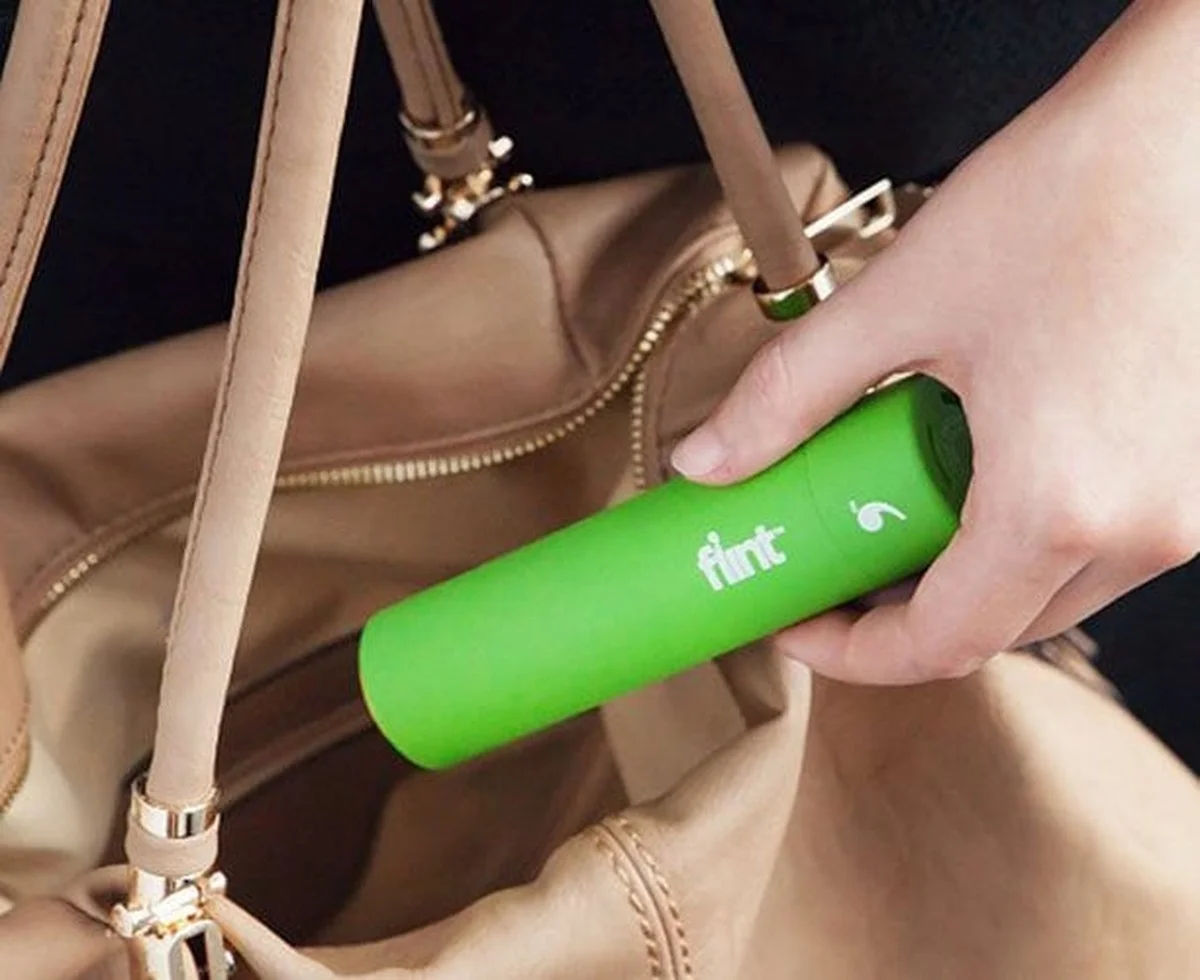 El secreto que no conocías: por qué una mini quitapelusas es tu mejor aliado en el bolso - image 1