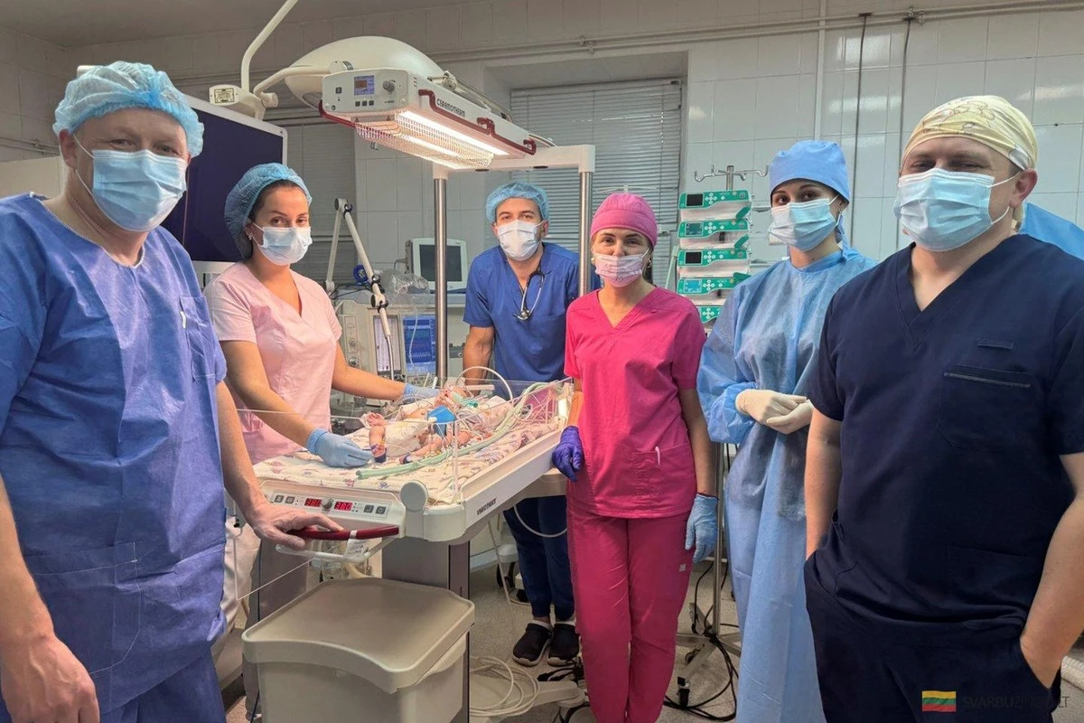 Cirujano lituano opera exitosamente a un bebé en Ucrania bajo fuego de 'shajeds'