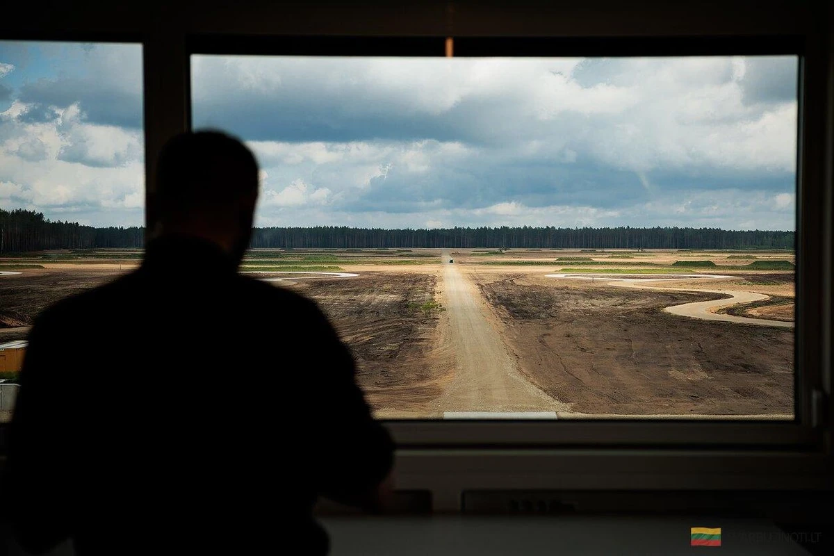 Por qué los ingenieros ocultan esta cucharada de vinagre en el hormigón del nuevo camino de Rūdninkai